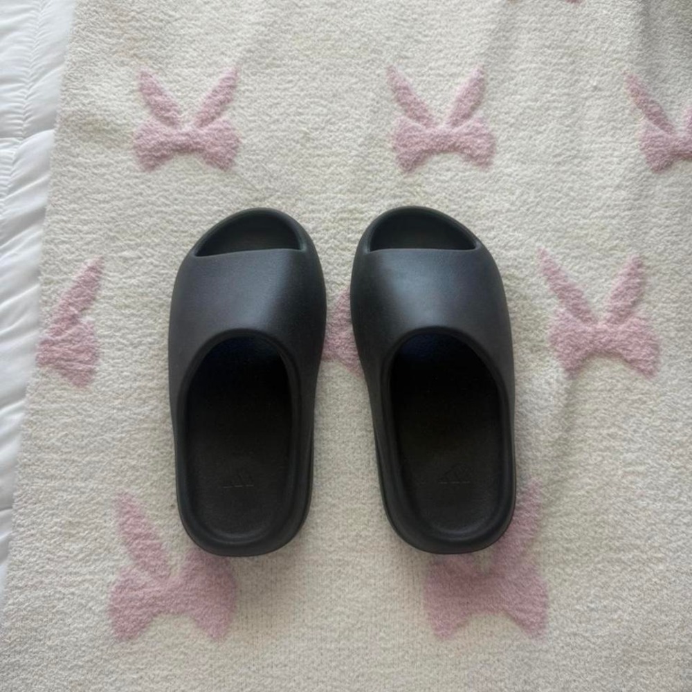 Black Yeezy Slides